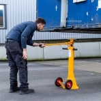 Béquille de sécurité pour semi remorque en cours d'installation