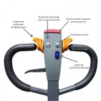 Zoom du boitier de commandes  du transpalette électrique au lithium 40 Ah fourches 1800 mm avec indications