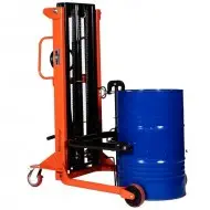 Vue 3/4 arrière sur le gerbeur basculeur de fût encadrant 350kg levée 2000mm. Avec fût bleu.