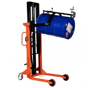 Vue 3/4 arrière sur le gerbeur basculeur de fût encadrant 350kg levée 2000mm. Avec fût bleu en hauteur à l'horizontal.