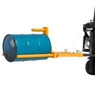 Vue de 3/4 avant du manipulateur de fûts avec chariot élévateur et fût