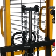 Gerbeur basculeur de fût encadrant Capacité 450 kg Levée 1600 mm