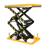 Table elevatrice electrique 1 tonne double ciseau en cours de levage